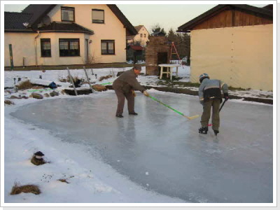 Gartenteich im Winter